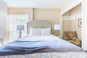 2 Schlafzimmer, Schreibtisch, Bügeleisen/Bügelbrett, Reisekinderbett