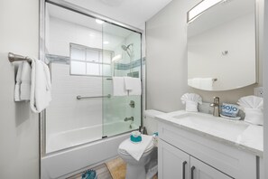 Sèche-cheveux, serviettes fournies, savon, shampoing