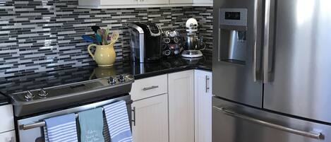 Refrigerador, microondas, horno y parrilla de estufa