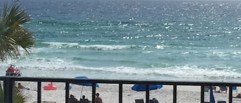 Rannalla, aurinkotuoleja