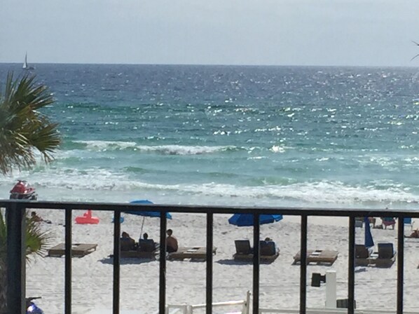 Ubicación a pie de playa y tumbonas