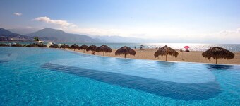 Beachfront 1BR | Pools, Gym, Restaurant & Parking