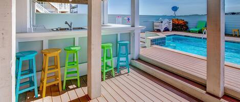 Una piscina al aire libre, una piscina climatizada