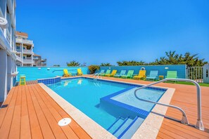 Una piscina al aire libre, una piscina climatizada