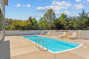 Een buitenzwembad en een verwarmd zwembad