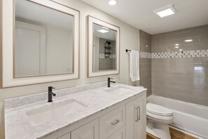 Combined shower/bathtub, hair dryer, towels - Courtside 61- Updated Flat - Pool View - Free Tennis (Hilton Head Island)