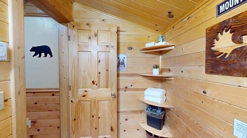 Bear Cave 1 Pet Friendly | Yellowstone 31 MI |