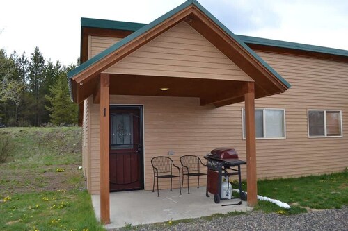 EAGLE'IN NEST # 1 TV W / DVD-TOISTINEN TÄYDEN KEITTIÖKAASUN GRILLIN KORIPALLO- JA VAPAAJAKOHTEET