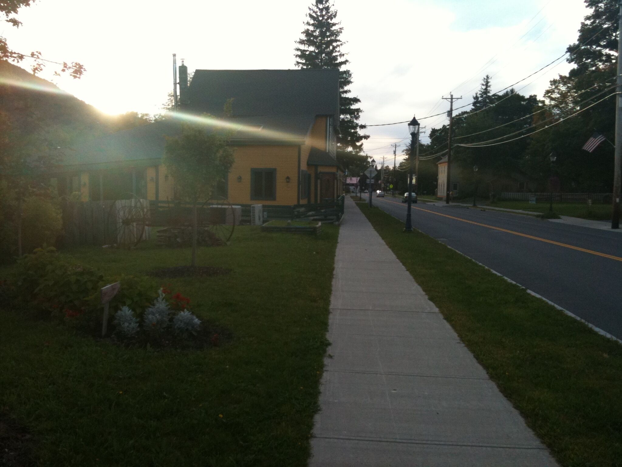 Una calle residencial con acera, casas y camino.