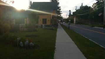 Una calle residencial con acera, casas y camino.