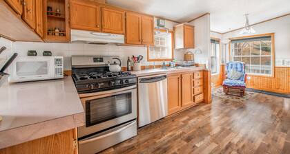 Mejorada casa de campo encantadora, 5 min. de Hunter Mountain! ¡Cama tamaño rey! Baños nuevos!