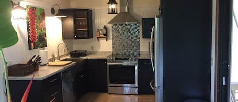 Réfrigérateur, four à micro-ondes, un four, surface de cuisson