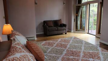 3 soverom, skrivebord, strykejern/-brett og reiseseng for barn