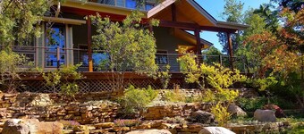 Vakre hjem i bortgjemt beliggenhet ennå bare15 min til byen og 10 min til innsjøen