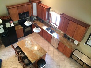 Een koelkast, een magnetron, een oven, een kookplaat