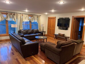 Een smart-tv, een dvd-speler en tafelvoetbal