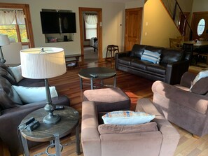 Een smart-tv, een dvd-speler en tafelvoetbal