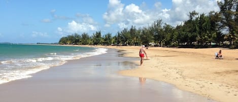 En la playa, camastros y toallas de playa