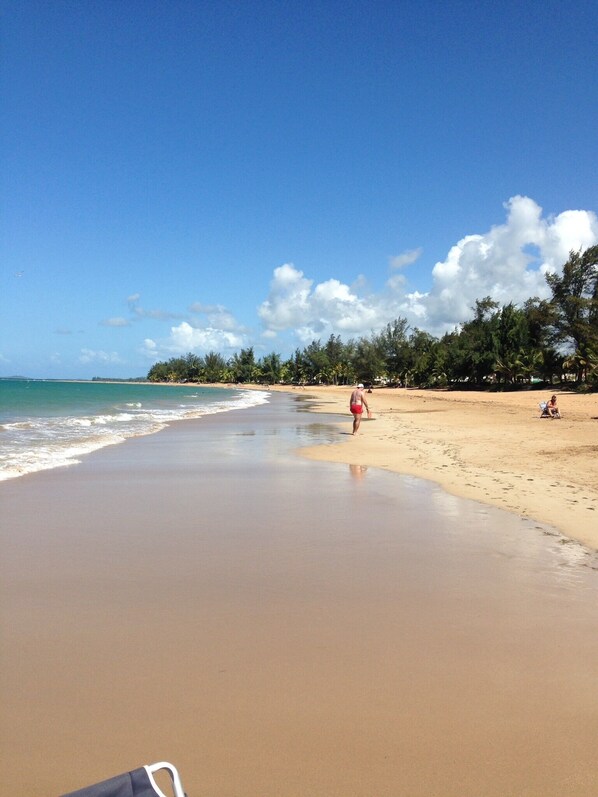 Rannalla, aurinkotuoleja, rantapyyhkeitä