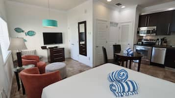 Tabla de planchar con plancha, wifi gratis y ropa de cama