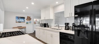 Marina front, private pool AND A/C!  Available for Spring Break!