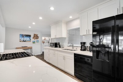 Marina front, private pool AND A/C!  Available for Spring Break!
