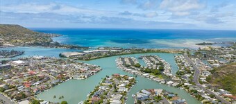 Marina front, private pool AND A/C!  Available for Spring Break!