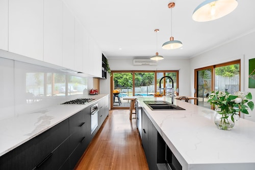 SALTWATER POOLSIDE -8m Heated* Pool, an entertainers delight -BONUS*NIGHTS 2026