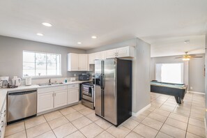 Fridge, microwave, oven, stovetop - Amazing House- 2 minutes from the strip! (Las Vegas)