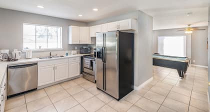Amazing House- 2 minutes from the strip!
