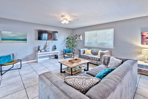 Amazing House- 2 minutes from the strip!