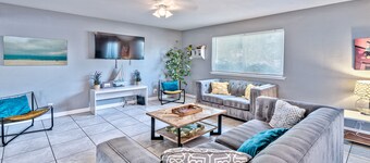 Amazing House- 2 minutes from the strip!