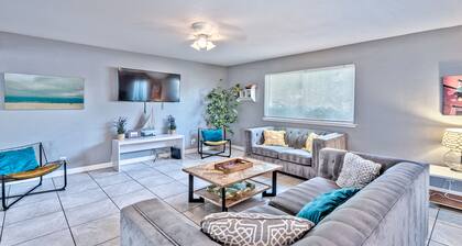 Amazing House- 2 minutes from the strip!