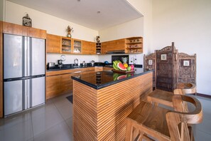 Kühlschrank, Mikrowelle, Ofen, Wasserkocher mit Kaffee-/Teezubehör