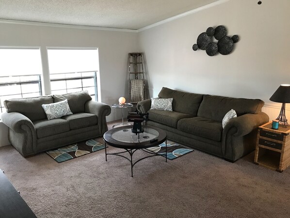 Smart TV, fireplace, Netflix, Hulu