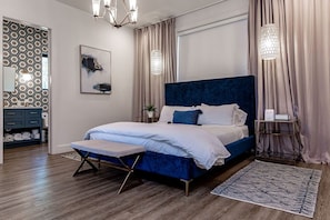 8 bedrooms, iron/ironing board, internet, bed sheets