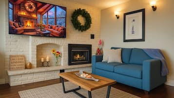 Smart-tv, eldstad, bordsfotboll och ett bordtennisbord