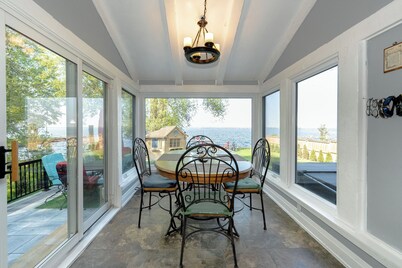 Luxury Lakehouse · 6BR · Private Sandy Beach · Hot Tub · Sunset View Lake Simcoe