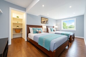 6 bedrooms, in-room safe, desk, iron/ironing board - Waterfront Retreat | Hot Tub | Sandy Bottom | Sunset Views | Lake Simcoe (Georgina)