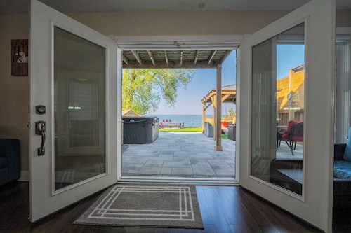 Luxury Waterfront Retreat – Perfect for Families & Groups  Lake Simcoe