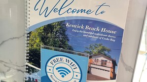 Une brochure de présentation de la maison d’hôtes Keswick Beach House, mettant en avant le Wi-Fi gratuit, la vue sur la plage et son emplacement en bord de mer.