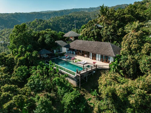 Ocean and Jungle Views • Soaking Bathtub • Lovina