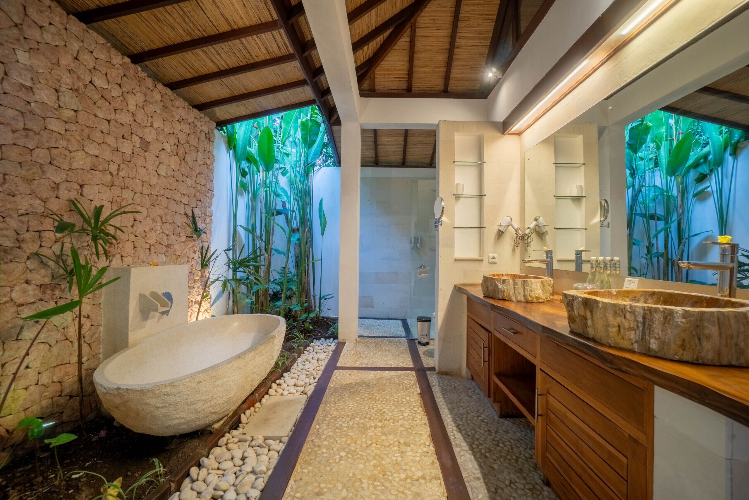 Badewanne, Regendusche, Haartrockner, Handtücher