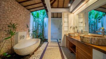 Badewanne, Regendusche, Haartrockner, Handtücher