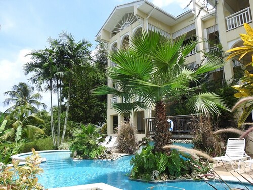 Mahi Mahi Suite, A Seaside Retreat that Sleeps Six on Grafton Beach