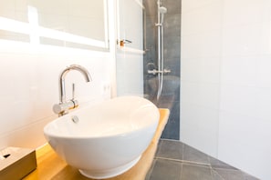 Standard Double Room | Bathroom | Shower, free toiletries, hair dryer, towels - Brüngers Landhaus (Rödinghausen)