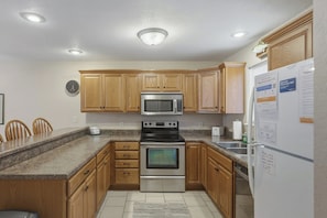 Dishwasher, ice maker - Lazy Days E-03 - Two Bedroom Apartment, Sleeps 6 (Osage Beach)