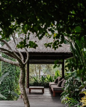 Terrace/patio - Ubud Villa - 4BR Jungle View (Ubud)