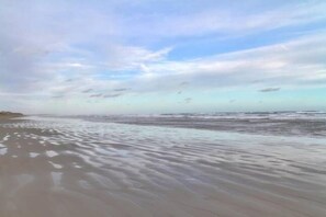 Nær stranden og solsenger