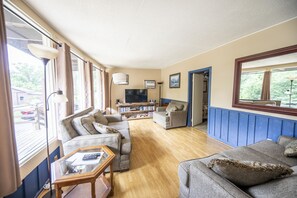 Smart TV, DVD player, books, video library - Discover serenity in our 3-bedroom cabin, 20 minutes from stunning Luray Caverns (Luray)